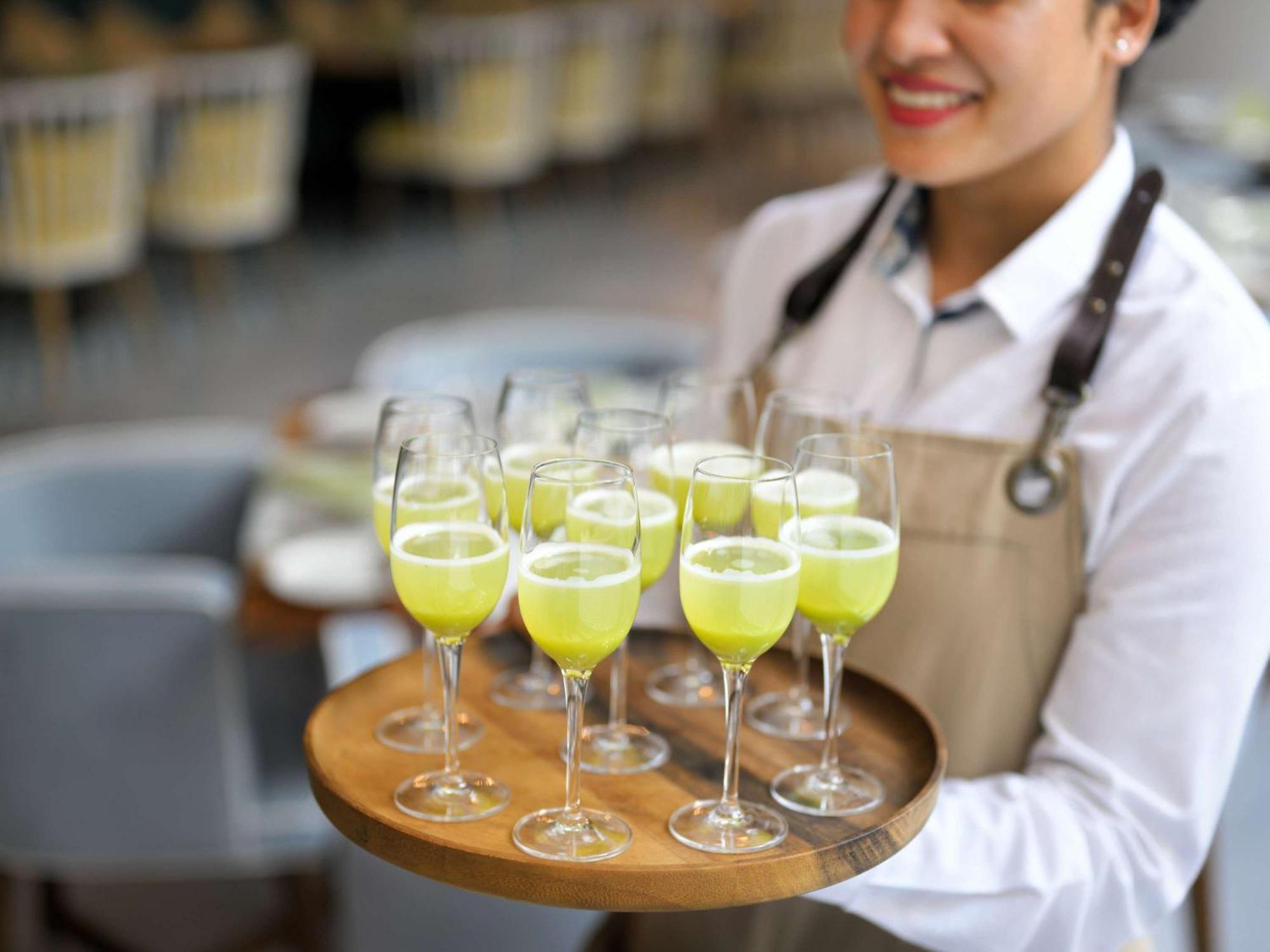 Moevenpick Hotel & Apartments Ghala مسقط المظهر الخارجي الصورة A server holding a tray of cocktails