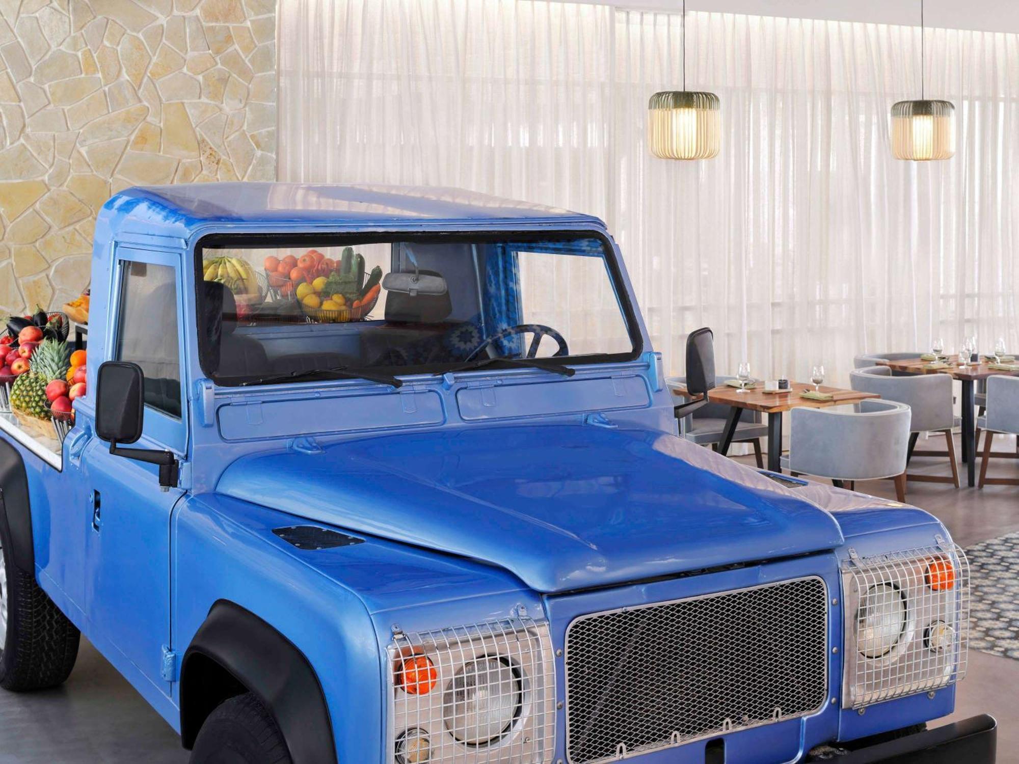 Moevenpick Hotel & Apartments Ghala مسقط المظهر الخارجي الصورة The Land Rover Defender 90
