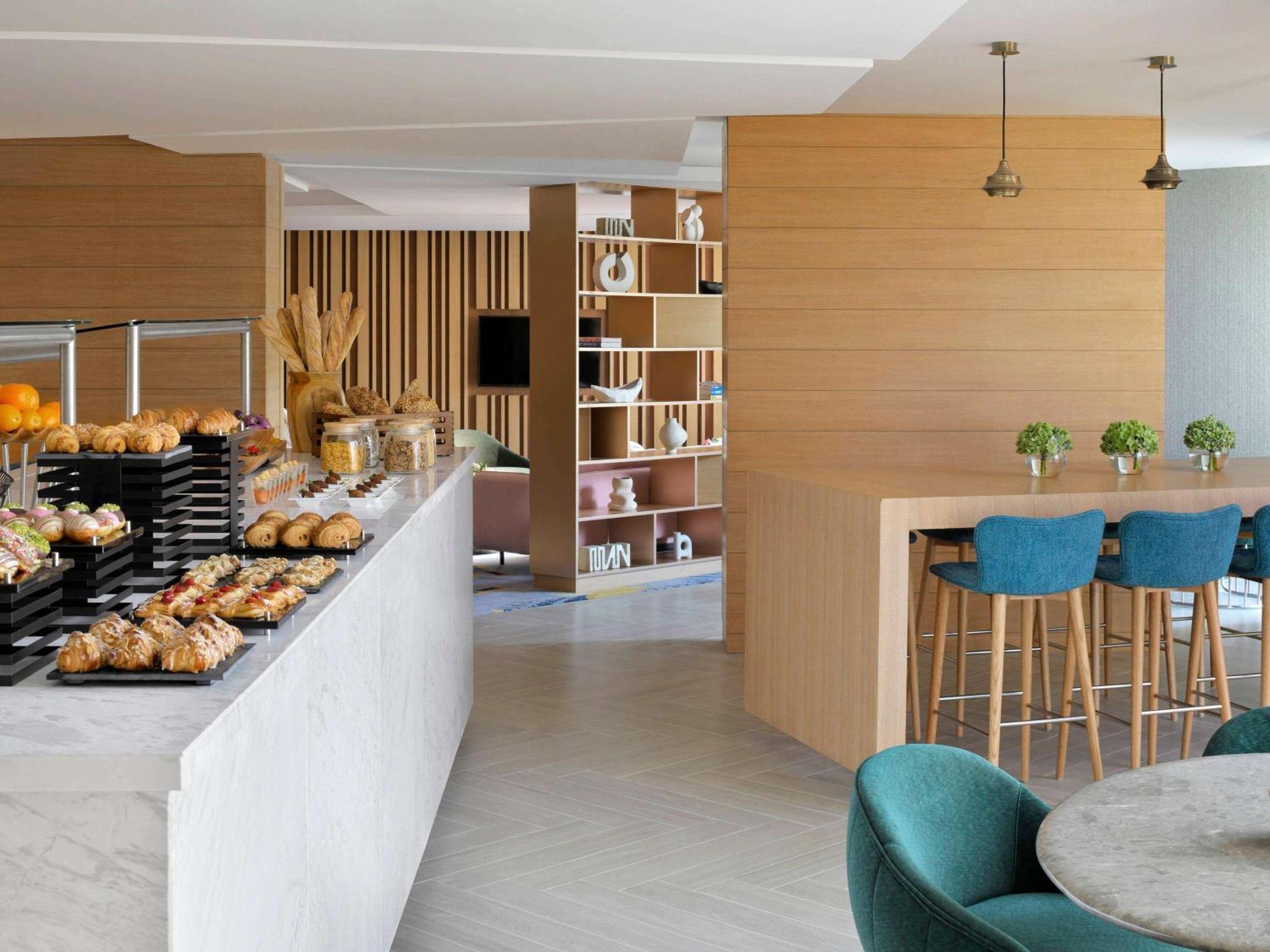 Moevenpick Hotel & Apartments Ghala مسقط المظهر الخارجي الصورة The lounge at the airport