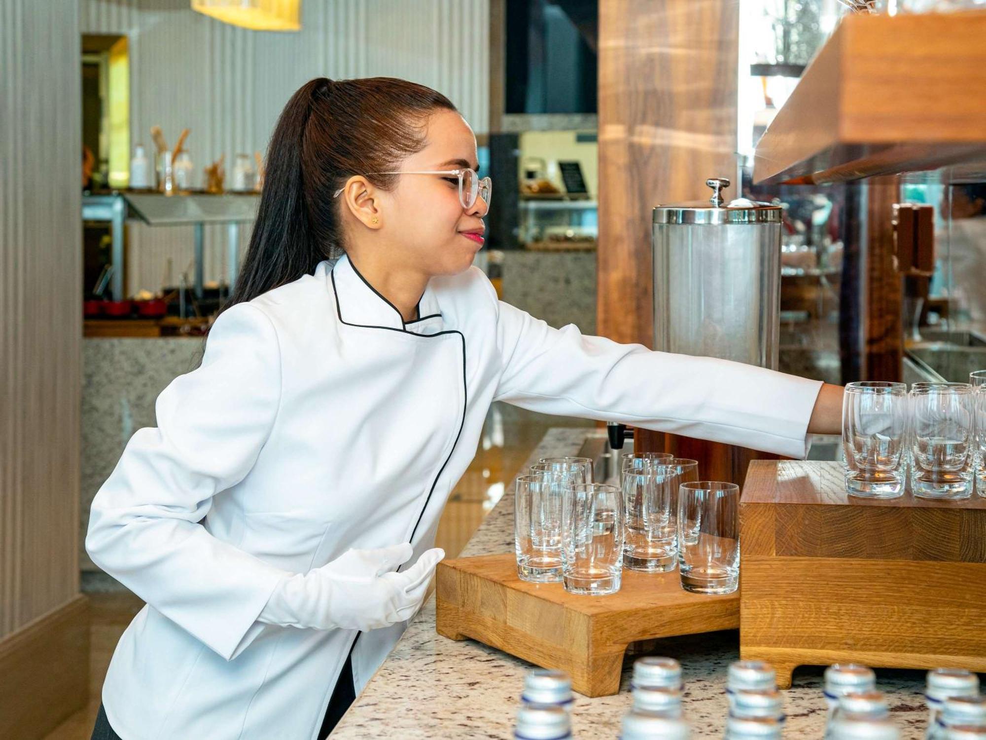 Moevenpick Hotel & Apartments Ghala مسقط المظهر الخارجي الصورة A barista at work