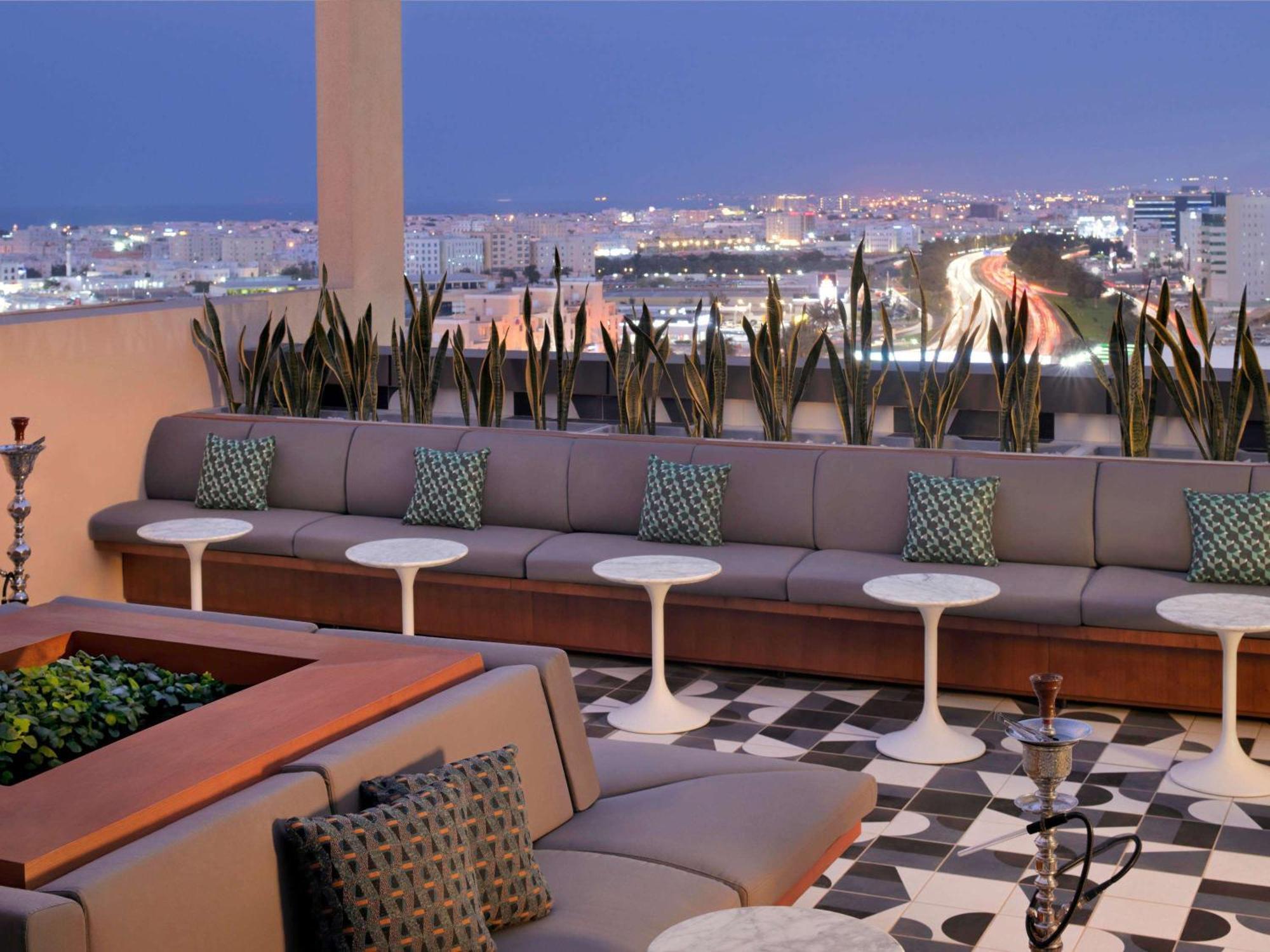 Moevenpick Hotel & Apartments Ghala مسقط المظهر الخارجي الصورة The rooftop lounge at the Hotel Indigo