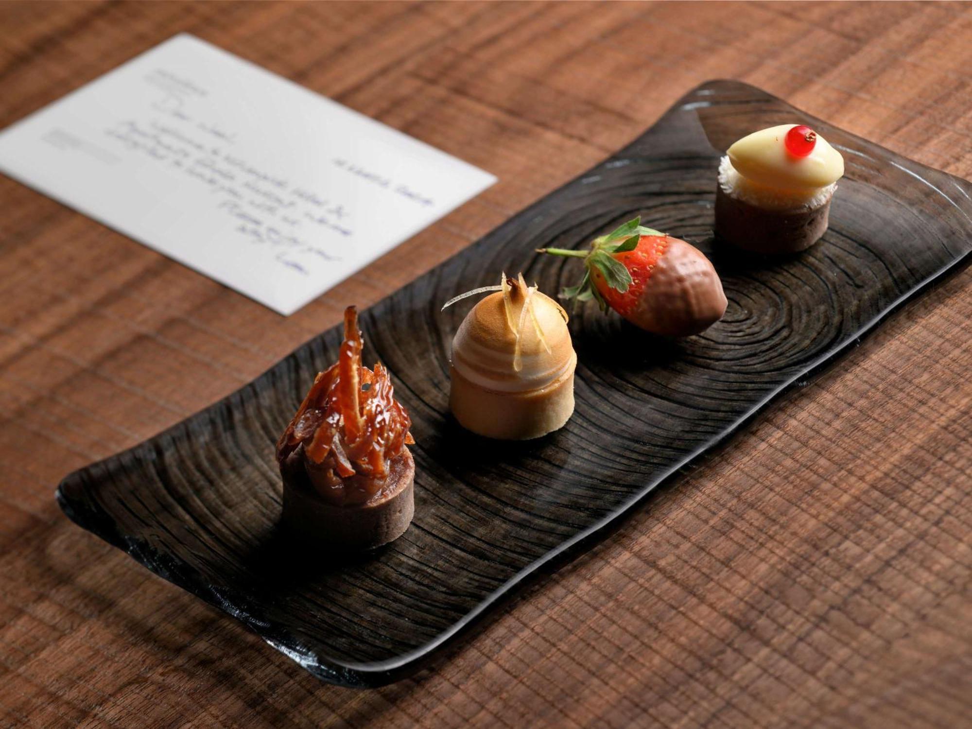 Moevenpick Hotel & Apartments Ghala مسقط المظهر الخارجي الصورة A selection of petit fours