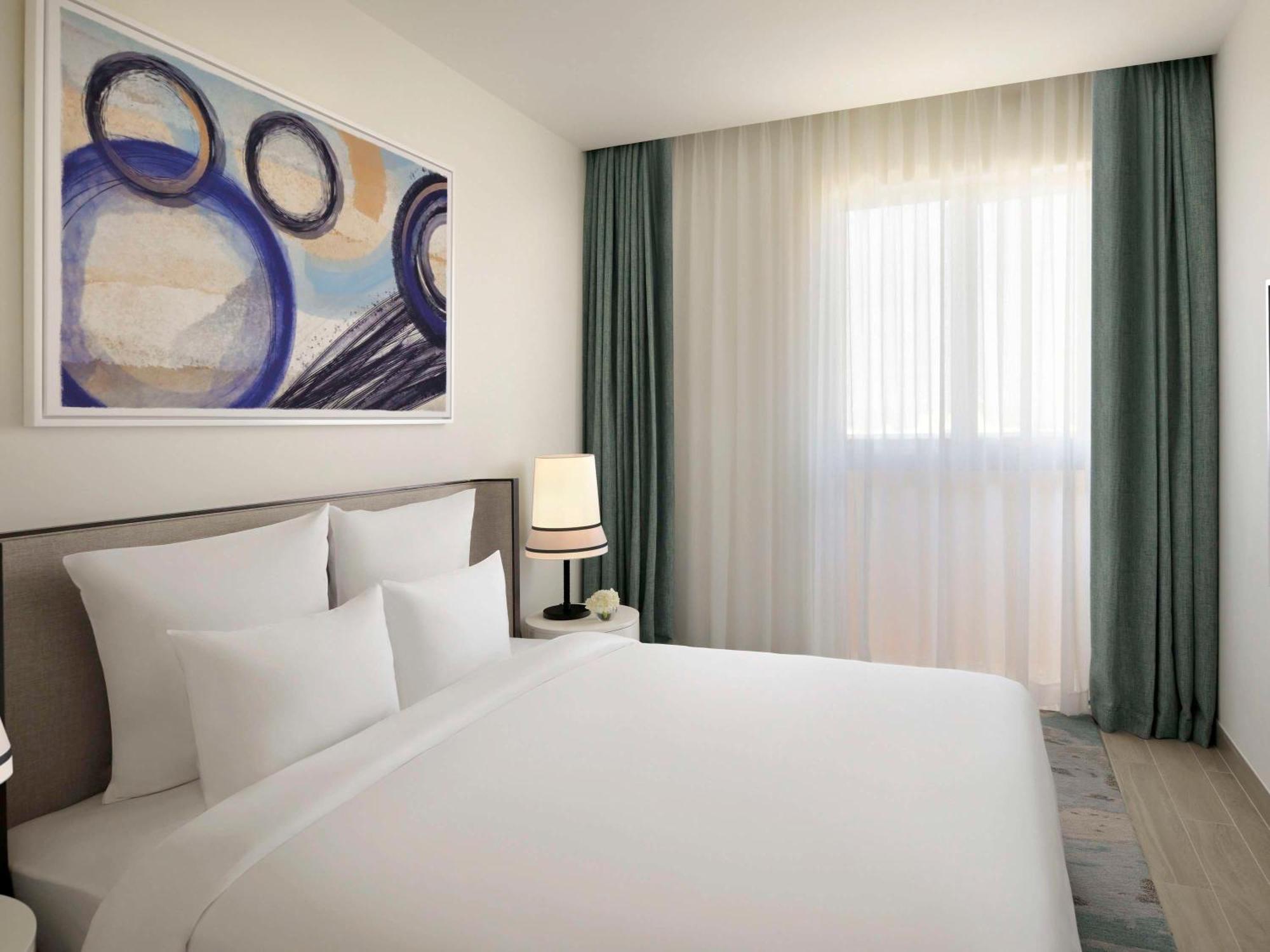 Moevenpick Hotel & Apartments Ghala مسقط المظهر الخارجي الصورة A bedroom at the hotel