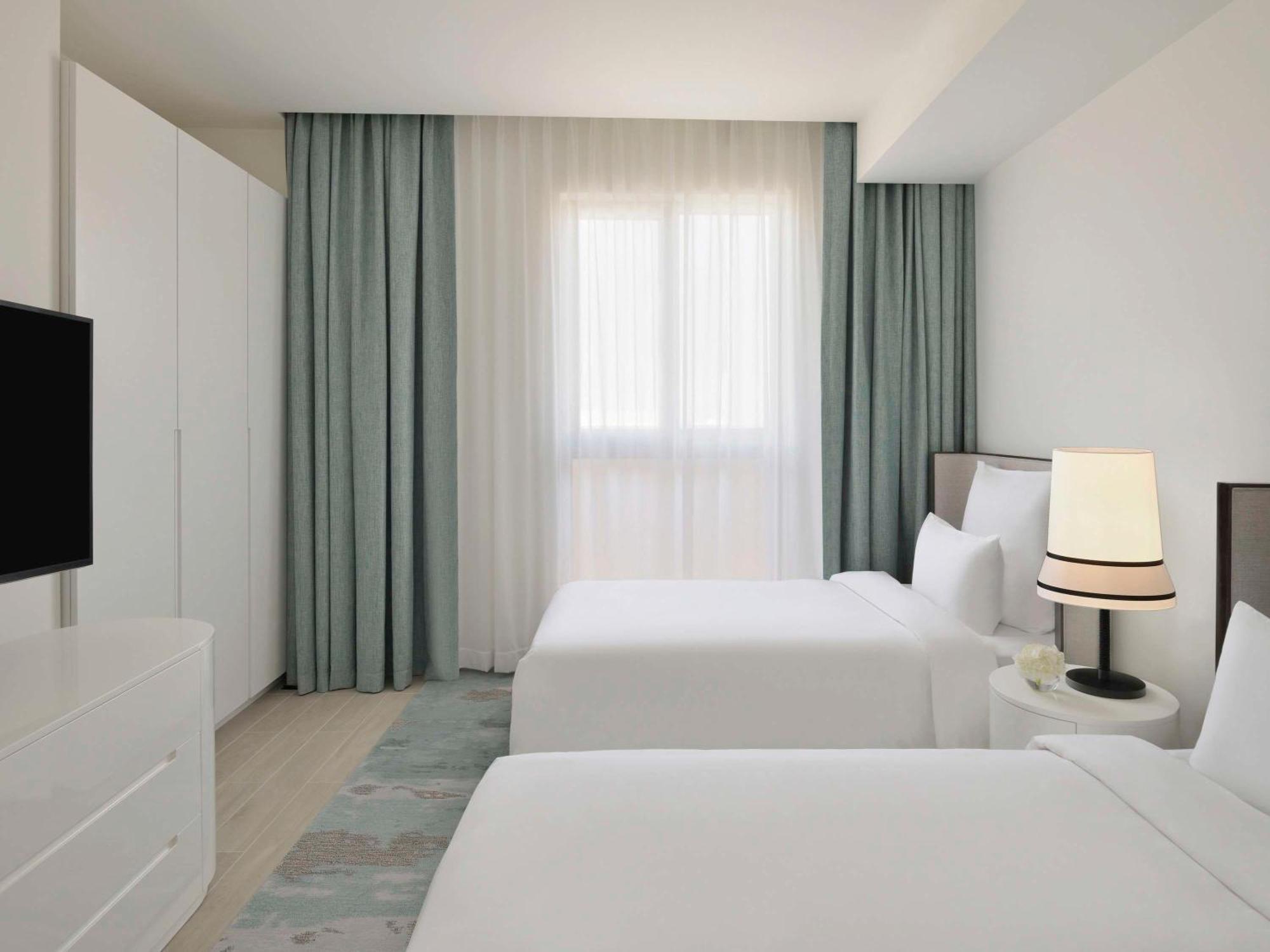 Moevenpick Hotel & Apartments Ghala مسقط المظهر الخارجي الصورة A typical bedroom at the hotel