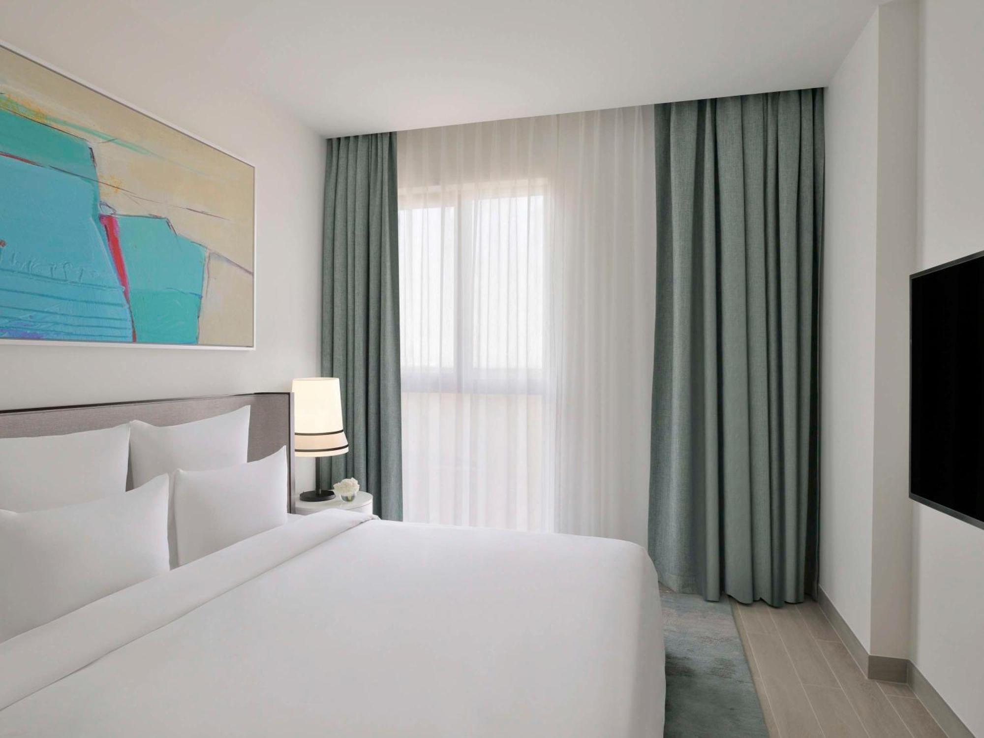 Moevenpick Hotel & Apartments Ghala مسقط المظهر الخارجي الصورة A bedroom at the hotel