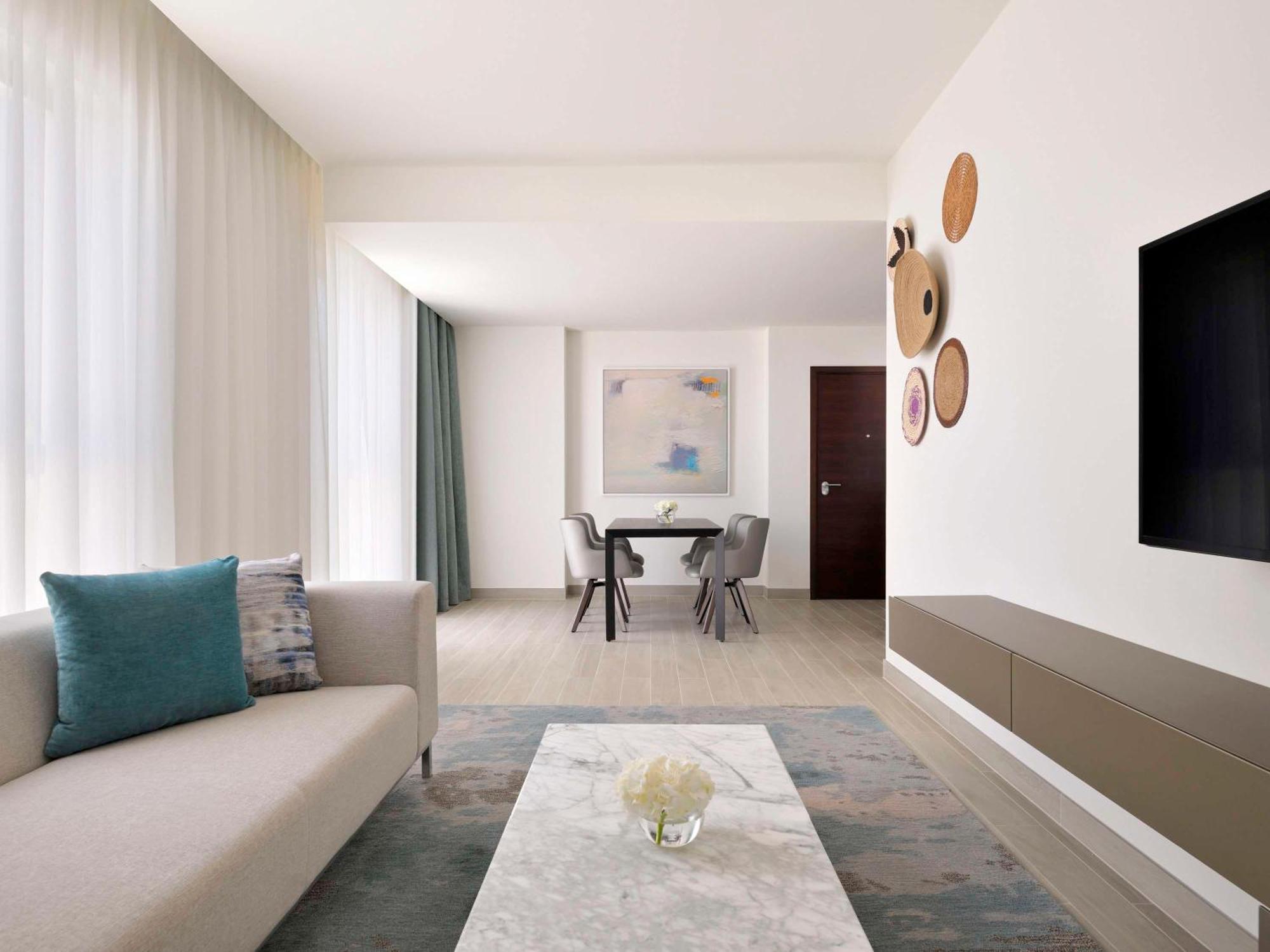 Moevenpick Hotel & Apartments Ghala مسقط المظهر الخارجي الصورة A living room at the hotel